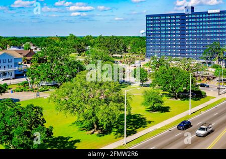 Der Verkehr fährt auf dem Highway 90 vorbei am Biloxi Town Green und Hotel Legends, 8. Mai 2021, in Biloxi, Mississippi. Stockfoto