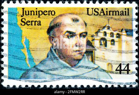 VEREINIGTE STAATEN von AMERIKA - UM 1985: Eine in den USA gedruckte Briefmarke zeigt Fr. Junipero Serra California Missionary und San Gabriel Mission um 1985 Stockfoto