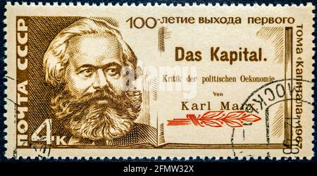 UdSSR (CCCP) - UM 1967: Briefmarke gedruckt in der UdSSR (CCCP) mit einem Porträt des sozialistischen Revolutionärs Karl Marx, Autor des Buches Kapital Stockfoto