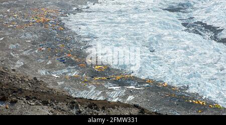 Blick auf das Mount Everest-Basislager voller Zelte, den sagarmatha-Nationalpark, eine Wanderung zum Everest-Basislager, die Berge des himalaya-Gebirges in Nepal Stockfoto