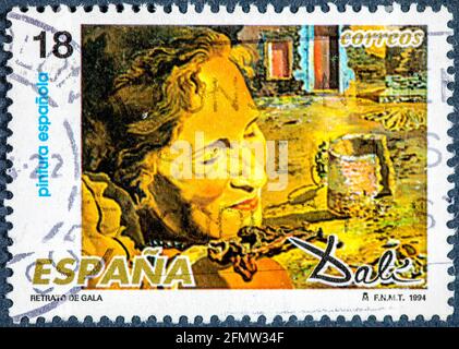 SPANIEN - UM 1994: Eine von Spanien gedruckte Briefmarke zeigt das Galaporträt von Salvador Dali Stockfoto