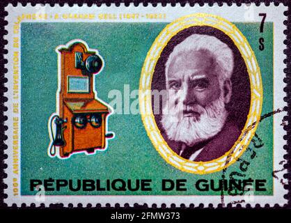 GUINEA - UM 1976: Eine in Guinea gedruckte Briefmarke zeigt Porträt von Alexander Graham Bell und Telefonzentrale operato, Serie, um 1976 Stockfoto