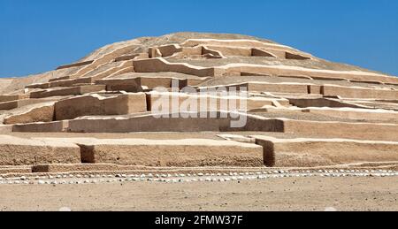 Nasca oder Nazca Pyramidenruinen in Cahuachi archäologische Stätte in der Nazca Wüste von Peru, Panoramablick Stockfoto