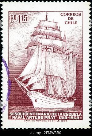 Chile - UM 1972: Eine in CHILE gedruckte Postmarke zeigt die Barquentine Esmeralda, die dem 150. Jahrestag des Arturo Prat Naval College CI gewidmet ist Stockfoto