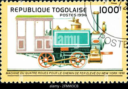 TOGO - UM 1996: Eine in Togo gedruckte Marke zeigt eine alte Allradlokomotive, die um 1996 für den New Yorker Damm entworfen wurde. Stockfoto