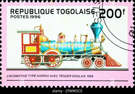 TOGO - UM 1996: Eine in Togo gedruckte Marke zeigt eine alte Lokomotive vom Typ Norris aus dem Jahre 1866, um 1996. Stockfoto