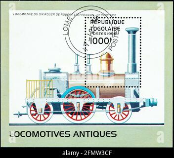 TOGO - UM 1996: Eine in Togo gedruckte Briefmarke zeigt eine alte Robert Stephenson-Sechsradlokomotive aus dem Jahr 1830, um 1996. Stockfoto