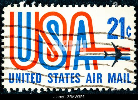 USA-UM 1971: Eine 21-Cent-US-Luftpost-Briefmarke zeigt Bild von Jet und Text USA in rot-weiß und blau, um 1971 Stockfoto