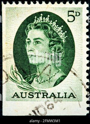 AUSTRALIEN - UM 1963: Eine gebrauchte Briefmarke aus Australien, die ein Porträt von Königin Elizabeth II. Um 1963 zeigt. Stockfoto