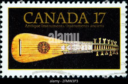 KANADA - UM 1981 : abgesagte Briefmarke gedruckt von Kanada, die das alte Musikinstrument Mandora zeigt. Stockfoto