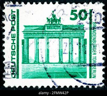 DEUTSCHLAND - UM 1990: Eine in Deutschland gedruckte Briefmarke zeigt das Brandenburger Tor um 1990 Stockfoto