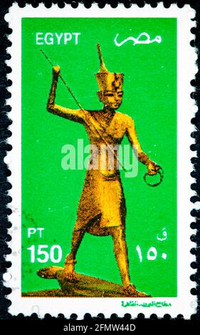 ÄGYPTEN - UM 1982: Eine in Ägypten gedruckte Briefmarke zeigt König Tutanchamen als Harpooner, eine Goldene Statue von König Tutanchamen, um 1982 Stockfoto