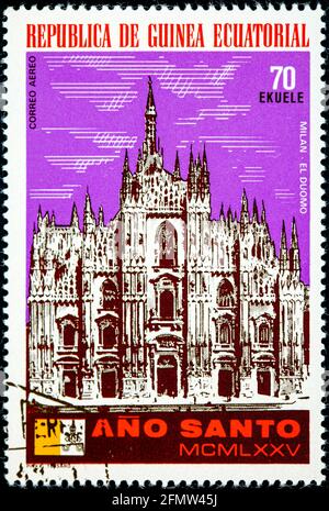ÄQUATORIALGUINEA - UM 1975: Eine in Äquatorialguinea gedruckte Marke, das Heilige Jahr in Mailand, der Dom um 1975 Stockfoto