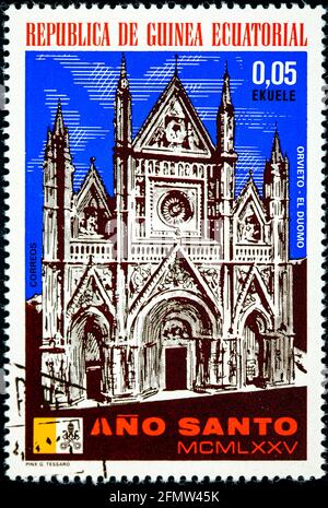 ÄQUATORIALGUINEA - UM 1975: Eine in Äquatorialguinea gedruckte Briefmarke, das Heilige Jahr in Orvieto, der Dom um 1975 Stockfoto