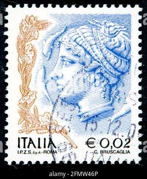 Italien - ca. 2004: Eine Briefmarke gedruckt in Italien, zeigt Profil Frau aus Syrakus Tetradrachme, ca. 2004 Stockfoto