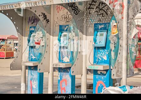 Türkei istanbul 03.03.2021. Straßenkabel Telefone in istanbul kadikoy mit vielen Aufklebern darauf bedeckt. Blaue Telefone auf der Straße Stockfoto