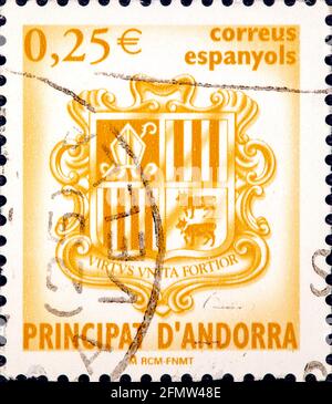 Andorra Spanien, um 2007: Eine in Spanien gedruckte Marke zeigt das Wappen des Fürstentums Andorra, um 2007 Stockfoto