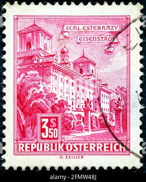 ÖSTERREICH - UM 1962: Abgesagte Briefmarke gedruckt von Österreich, die den Esterhazy Palast zeigt. Stockfoto