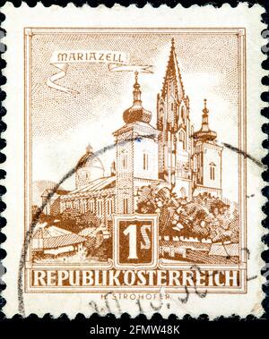 ÖSTERREICH - UM 1957: Eine in Österreich gedruckte Marke zeigt die katholische Kirche Mariazell (Basilika der Geburt der Jungfrau Maria) Serie 'Buildings' um 1957 Stockfoto