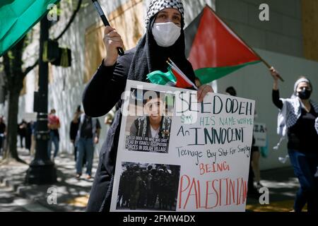 Portland, USA. Mai 2021. Am 11. Mai 2021 demonstrierten etwa hundert Personen im Namen Palästinas in der Nähe des Rathauses von Portland, Oregon. (Foto von John Rudoff/Sipa USA) Quelle: SIPA USA/Alamy Live News Stockfoto