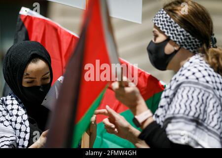 Portland, USA. Mai 2021. Am 11. Mai 2021 demonstrierten etwa hundert Personen im Namen Palästinas in der Nähe des Rathauses von Portland, Oregon. (Foto von John Rudoff/Sipa USA) Quelle: SIPA USA/Alamy Live News Stockfoto