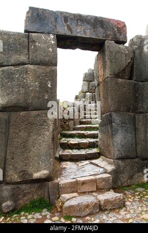 Steintür. Blick auf Sacsayhuaman, Inka Ruinen in Cusco oder Cuzco Stadt, Peru Stockfoto