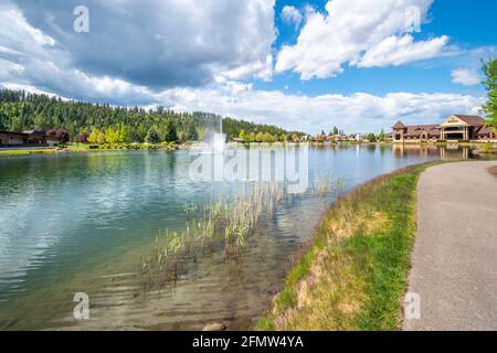 Riverstone öffentlicher Park und See im Frühjahr in der Riverstone kommerziellen Entwicklung in der Innenstadt von Coeur d'Alene, Idaho, USA Stockfoto