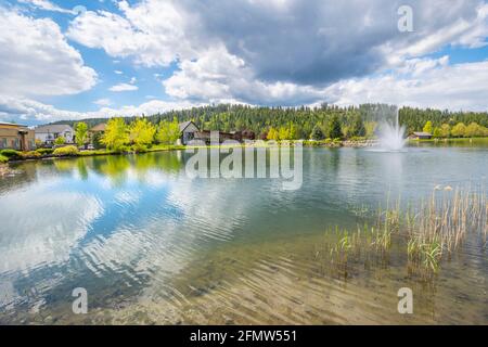 Riverstone öffentlicher Park und See im Frühjahr in der Riverstone kommerziellen Entwicklung in der Innenstadt von Coeur d'Alene, Idaho, USA Stockfoto