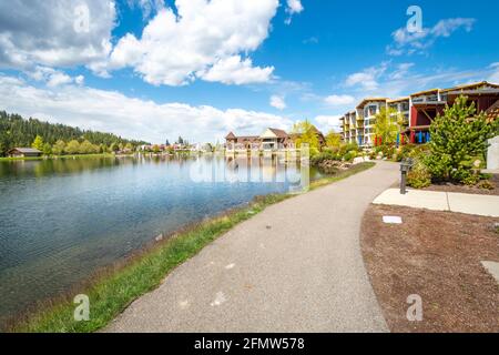 Riverstone öffentlicher Park und See im Frühjahr in der Riverstone kommerziellen Entwicklung in der Innenstadt von Coeur d'Alene, Idaho, USA Stockfoto