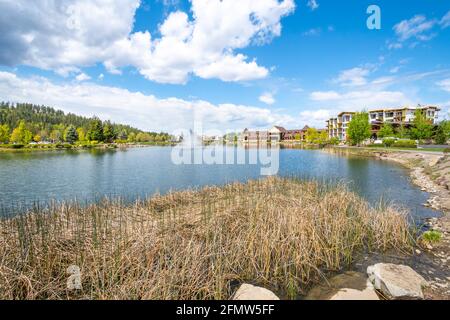 Riverstone öffentlicher Park und See im Frühjahr in der Riverstone kommerziellen Entwicklung in der Innenstadt von Coeur d'Alene, Idaho, USA Stockfoto