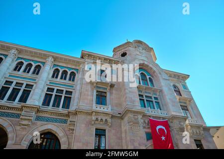 Postamt Verzeichnis (PTT Generaldirektion) in istanbul mit großer türkischer Flagge und blauem Himmel Hintergrund. iznik Keramik Fayence Wand auf moderne Stockfoto