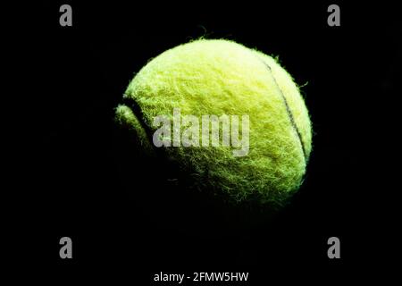 Isolierter Tennisball im Schatten mit hohem Kontrast Stockfoto