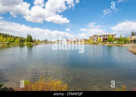 Riverstone öffentlicher Park und See im Frühjahr in der Riverstone kommerziellen Entwicklung in der Innenstadt von Coeur d'Alene, Idaho, USA Stockfoto