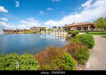 Riverstone öffentlicher Park und See im Frühjahr in der Riverstone kommerziellen Entwicklung in der Innenstadt von Coeur d'Alene, Idaho, USA Stockfoto