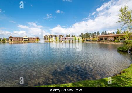 Riverstone öffentlicher Park und See im Frühjahr in der Riverstone kommerziellen Entwicklung in der Innenstadt von Coeur d'Alene, Idaho, USA Stockfoto