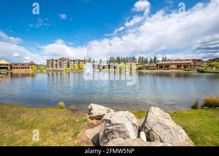 Riverstone öffentlicher Park und See im Frühjahr in der Riverstone kommerziellen Entwicklung in der Innenstadt von Coeur d'Alene, Idaho, USA Stockfoto