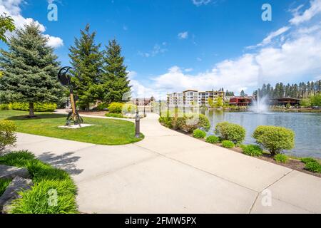 Riverstone öffentlicher Park und See im Frühjahr in der Riverstone kommerziellen Entwicklung in der Innenstadt von Coeur d'Alene, Idaho, USA Stockfoto