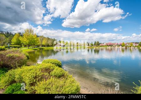 Riverstone öffentlicher Park und See im Frühjahr in der Riverstone kommerziellen Entwicklung in der Innenstadt von Coeur d'Alene, Idaho, USA Stockfoto