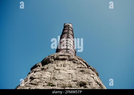 Istanbul-Säule von Konstantin (cemberlitas) Foto von der Unterseite der antiken römischen Säule mit hellblauem Himmel und fliegender Möwe aufgenommen. Stockfoto