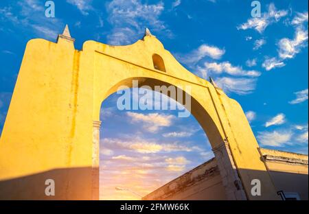 Malerische farbenfrohe Straßen im Kolonialstil von Merida in Mexiko, Yucatan. Stockfoto