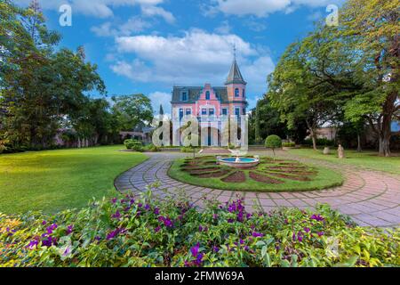 Malerische farbenfrohe Straßen im Kolonialstil von Merida in Mexiko, Yucatan. Stockfoto