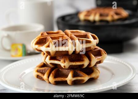 Frisch gebackene belgische Waffeln auf weißem Teller Stockfoto