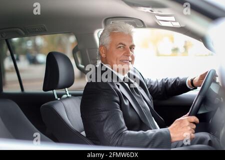 Ein Geschäftsmann, der ein modernes Auto fährt Stockfoto