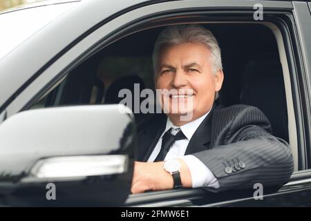 Ein Geschäftsmann, der ein modernes Auto fährt Stockfoto