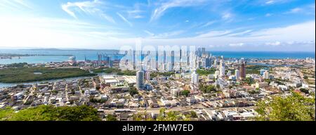 Die Flagge schwankt vor dem malerischen Blick auf die moderne Skyline von Cartagena in der Nähe des historischen Stadtzentrums und der Hotelzone des Resorts. Stockfoto