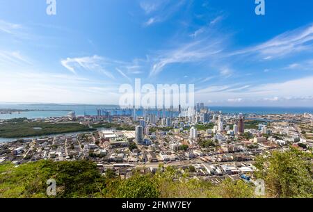 Die Flagge schwankt vor dem malerischen Blick auf die moderne Skyline von Cartagena in der Nähe des historischen Stadtzentrums und der Hotelzone des Resorts. Stockfoto