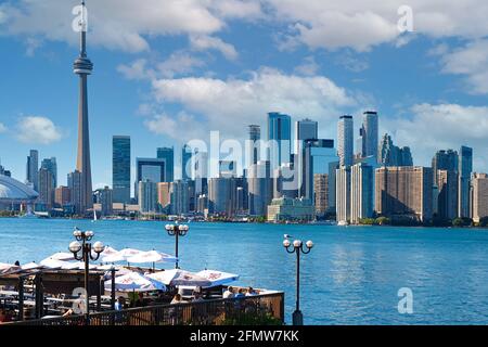 Toronto, Ontario, Kanada-20. Juni 2020: Blick auf die Skyline des Finanzdistrikts von Toronto vom Ontario Lake. Stockfoto