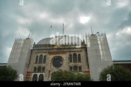 Ecke des Hauptbahnhofs Sirkeci auf der europäischen Seite istanbuls. Bei bewölktem Wetter mit osmanischem Muster und farbenfrohem Gebäude. Stockfoto