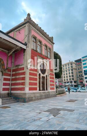 Ecke des Hauptbahnhofs Sirkeci auf der europäischen Seite istanbuls. Bei bewölktem Wetter mit osmanischem Muster und farbenfrohem Gebäude. Fassade sirkeci Stockfoto