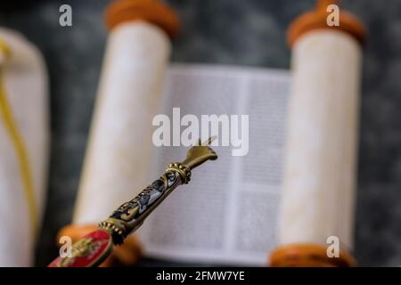 Jüdische Synagoge Judaische Religion der Thora Schriftrollen mit dem Zeiger Zum Lesen der Tora eine Bar mizwa Zeremonie Stockfoto